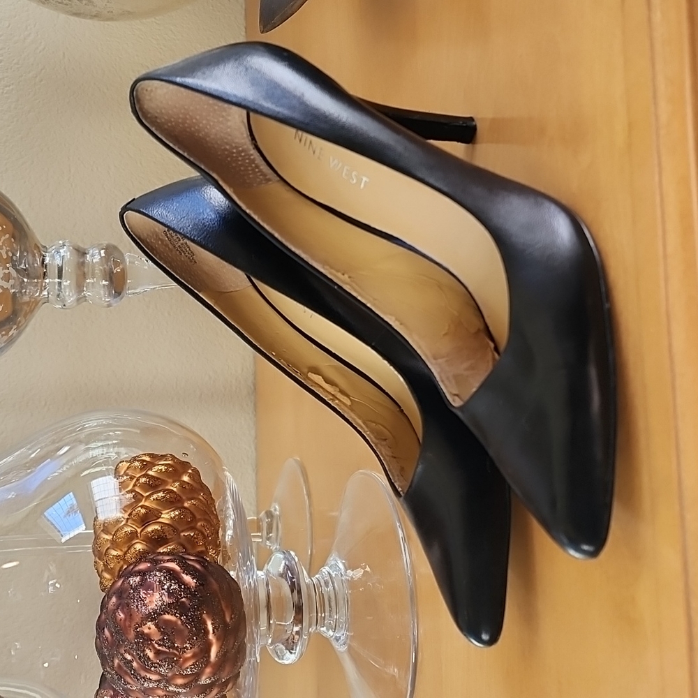 Well worn! Nine West Black Leather Garisono Heels size 6.5